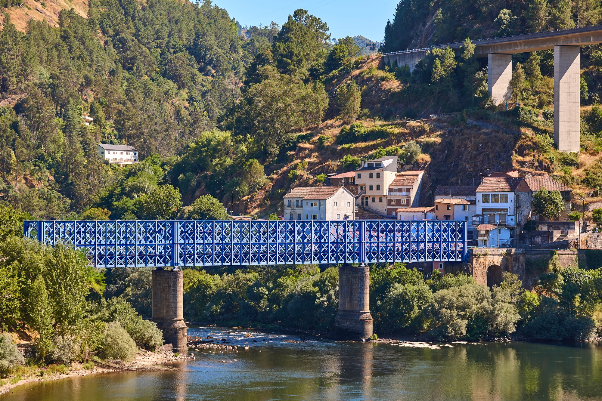 Puente de tren metálico azul. Os Peares, Ribeira sacra. Galicia