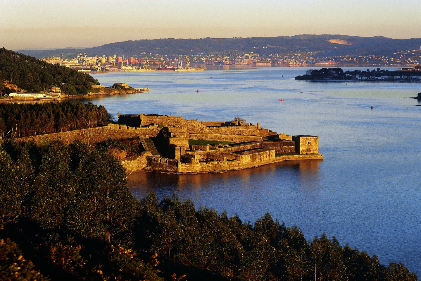 Castillo de A Palma – Castillo de Nogueirosa _ Vista de la ría de Ferrol con el castillo de San Felipe al frente
